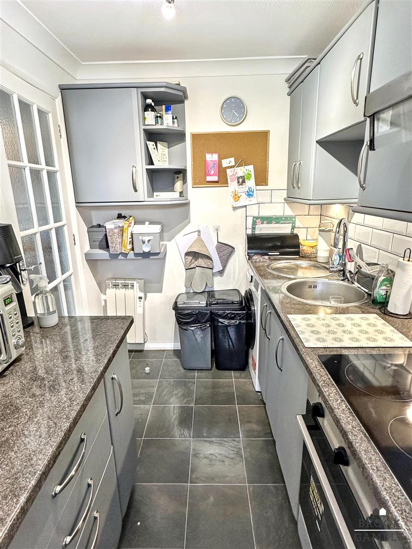 1 Bedroom Flat. Filching Road in Eastbourne, East Sussex 6